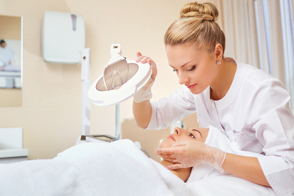 Découvrez le microneedling grâce à Marinela Popescu, fondatrice de l'Institut Marinel situé à Paris et experte en beauté globale de la peau.